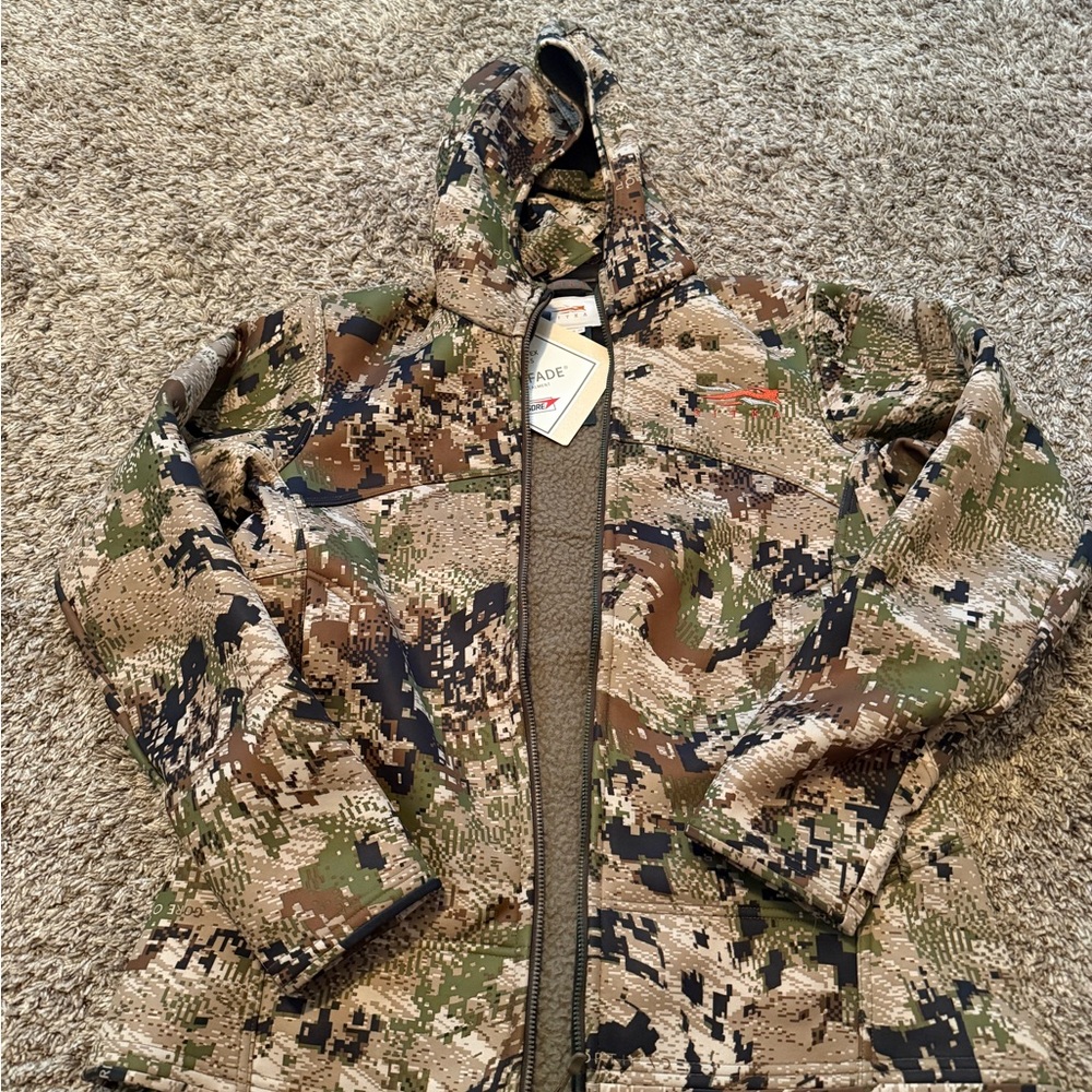 Sitka Women’s Traverse  hoody size medium brand new.